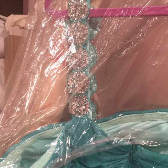 Gown / Evening Dress / Prom - NWT - Picture 5 of 6